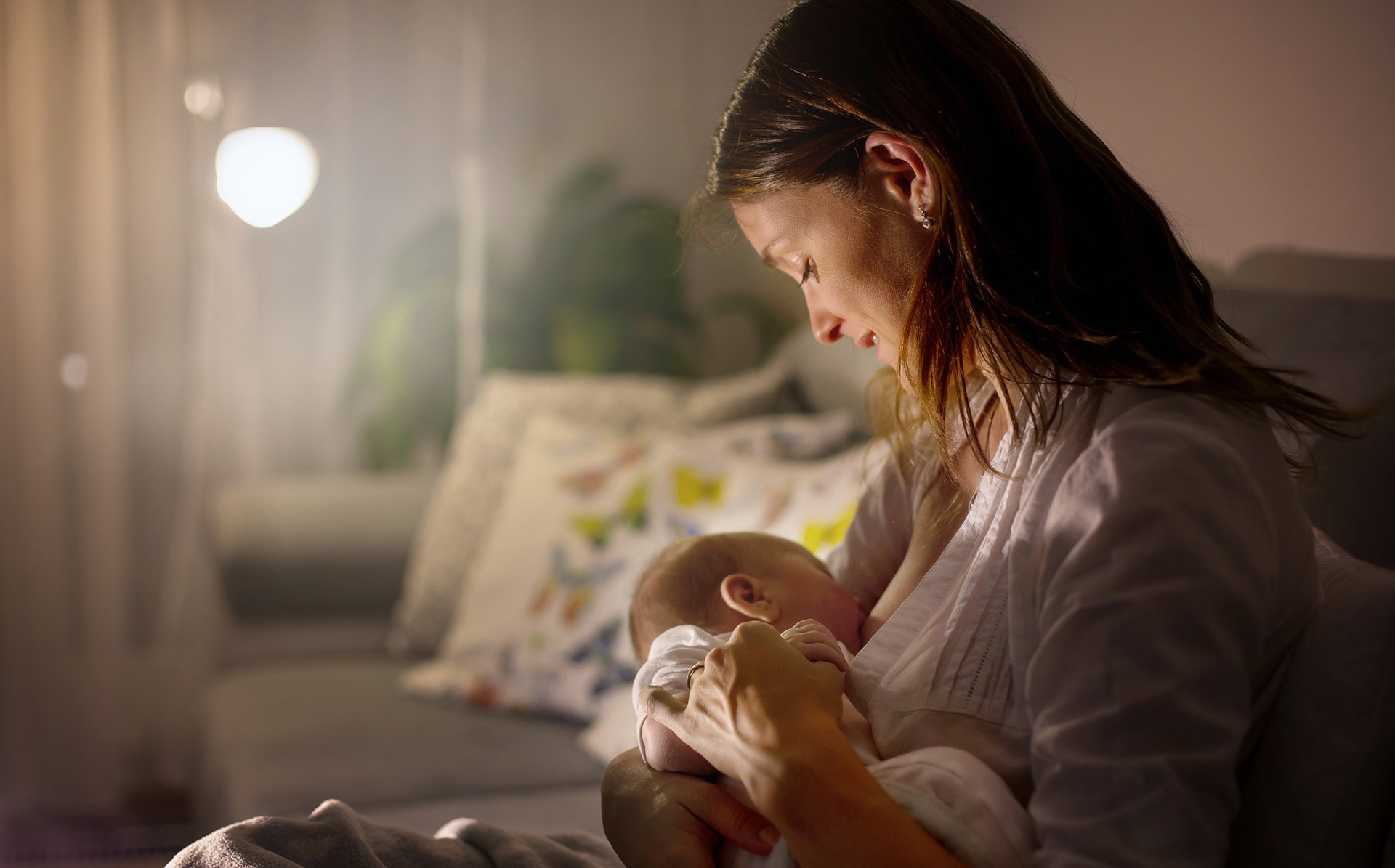 Mama karmi piersia dziecko w nocy