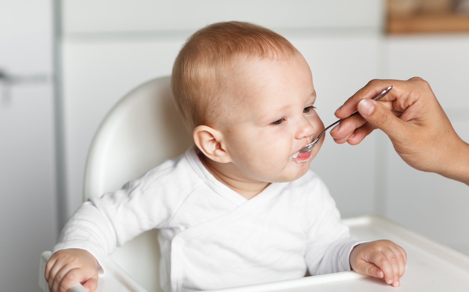 Kobieta karmi dziecko potrawa z glutenem