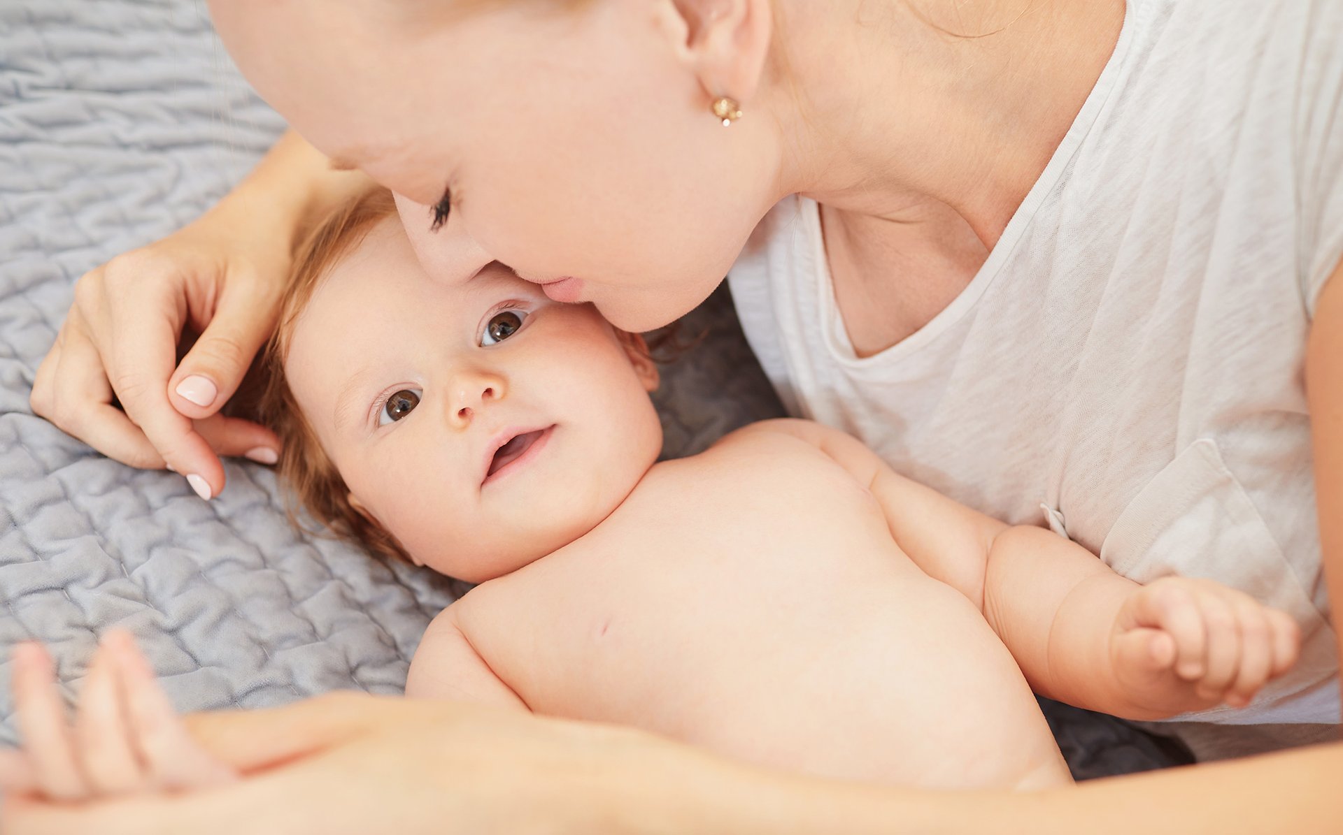 Mama tuli przeziebione dziecko