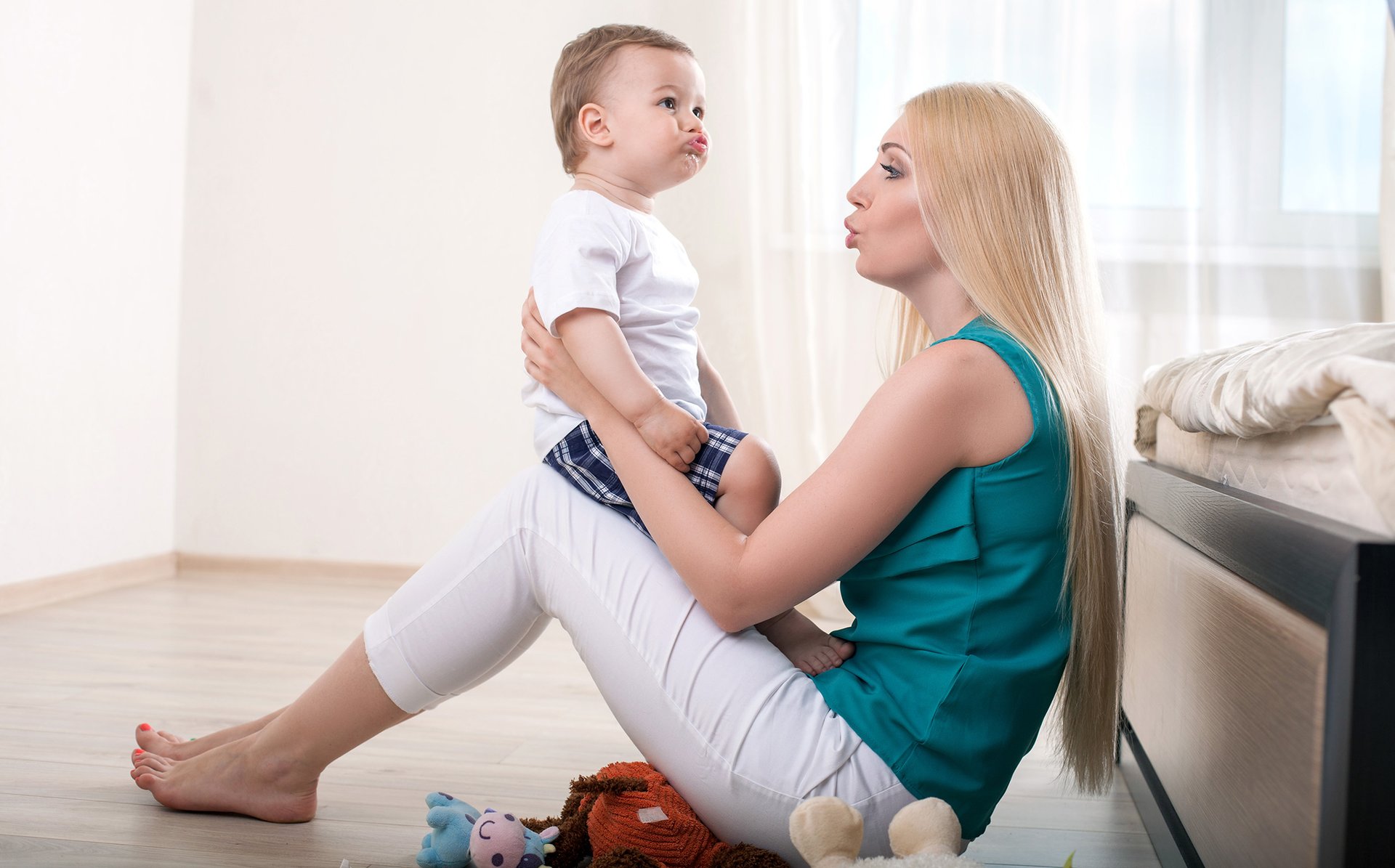 Dziecko siedzace na kolanach mamy rozmawia